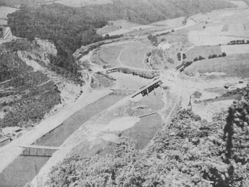 Historie Vranovské přehrady - původní krajina pod současnou hladinou přehradního jezera za přehradní hrází. Foto - sbírka M.Vaněk