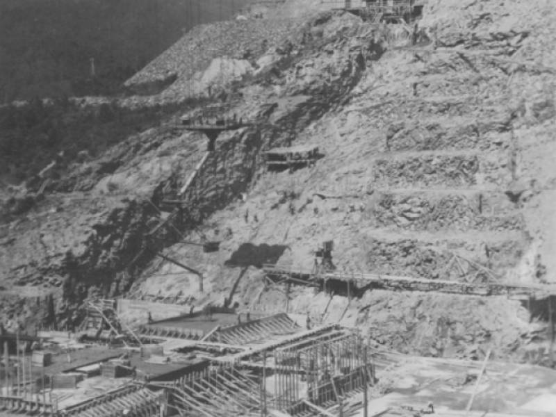 Historie Vranovské přehrady - počátek výstavby přehradní hráze. Foto - sbírka M.Vaněk