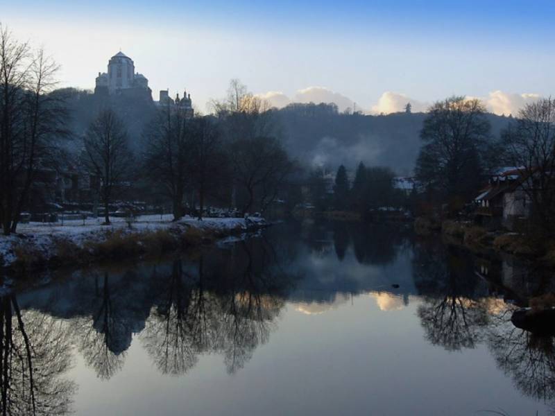 Vranov nad Dyjí - Údolí řeky Dyje s Vranovským zámkem navečer. (c) A.Kinc