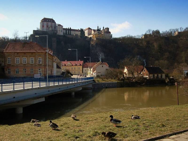 Vranov nad Dyjí - Tradiční pohled na Vranovský zámek v předjaří. (c) A.Kinc