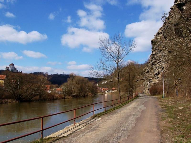 Vranov nad Dyjí - Hamerské vrásy a pohled na Vranovský zámek z cesty kolem Dyje. (c) A.Kinc