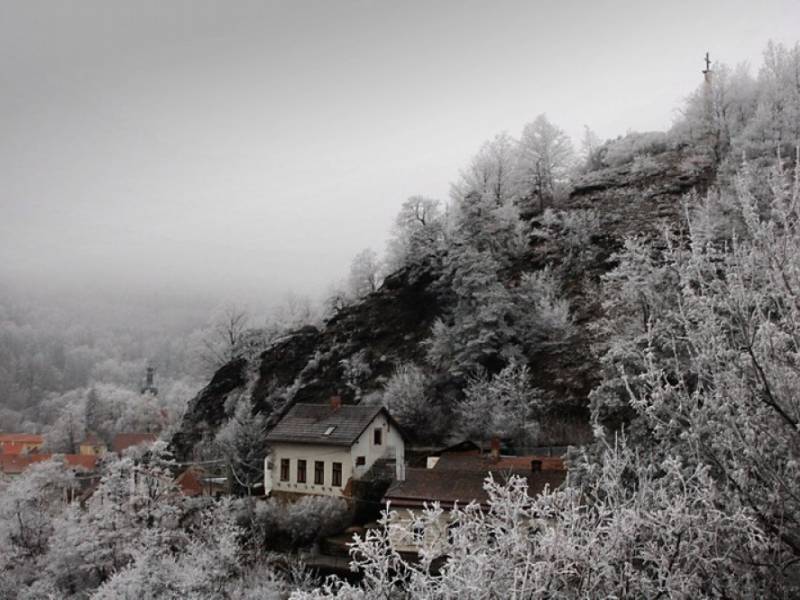 Vranov nad Dyjí - Pohled na ojíněný Vranov nad Dyjí a Mniszkův kříž na kopci. (c) A.Kinc