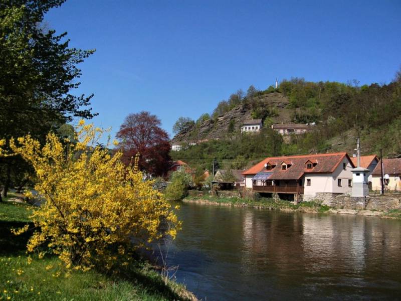 Vranov nad Dyjí - Přední Hamry a Dyje na jaře. (c) A.Kinc
