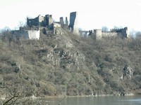 zřícenina Cornštejn se tyčí nad Vranovskou přehradou